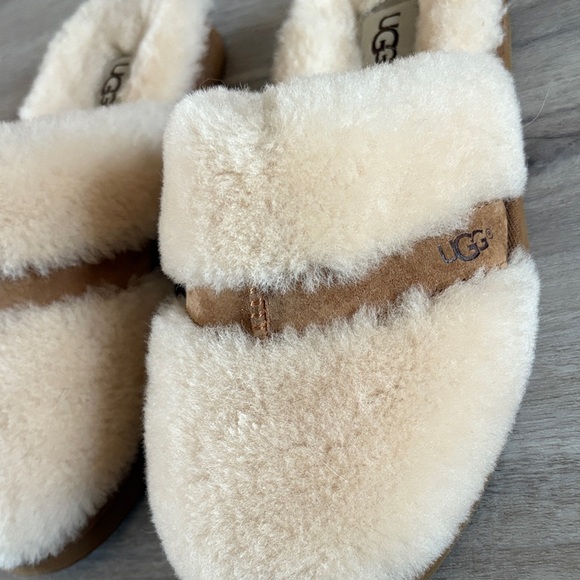 Women’s UGG slippers size 6 - Picture 2 of 4